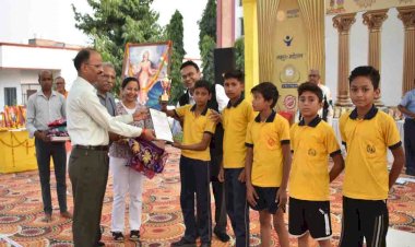 एसपी ने छात्र-छात्राओं को सिखाया अनुशासन व व्यक्तित्व निर्माण का पाठ