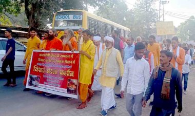 साधु-संतों ने बांग्लादेश के खिलाफ की नारेबाजी, सौपा ज्ञापन