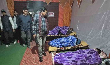 जिलाधिकारी ने सर्द रात में सड़क पर उतरकर नगर पालिका के अलाव की व्यवस्था परखी