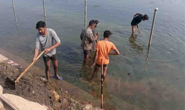 सातवें दिन सीढ़ियों में जमे सिल्ट की हुई सफाई