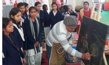 राष्ट्रीय कार्यक्रम में छात्राओं को बताए कला की बारीकी