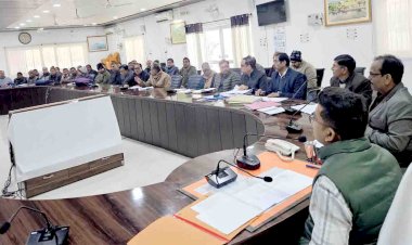 चकबंदी कार्यो की समीक्षा कर डीएम ने दिए निर्देश