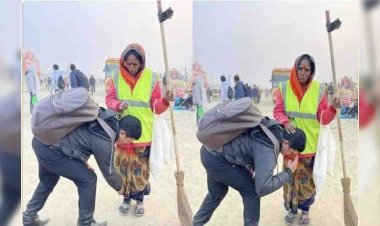 महाकुंभ :  महिला सफाई कर्मचारी के छूए पैर, वायरल हुई तस्वीर