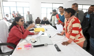 डीएम ने अफसरों पर कसी नकेल, दो दर्जनों अफसर का वेतन रोका