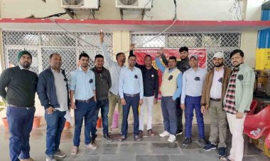 रेल कर्मचारियों का काली पट्टी बांधकर प्रदर्शन