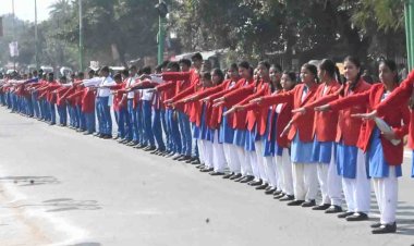 सड़क सुरक्षा जागरूकता अभियान : चित्रकूटधाम मंडल बांदा में मानव श्रृंखला का आयोजन