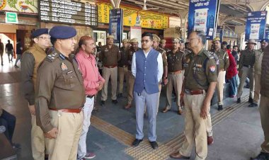 निरीक्षण : ट्रेनो के आने पर भीड़ की दें जानकारी