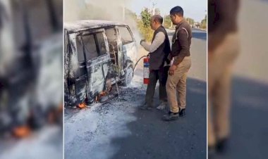 चलती कार बनी आग का गोला