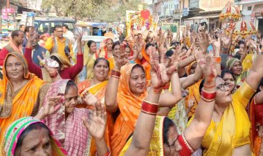 शहर में धूमधाम से निकाली शोभायात्रा