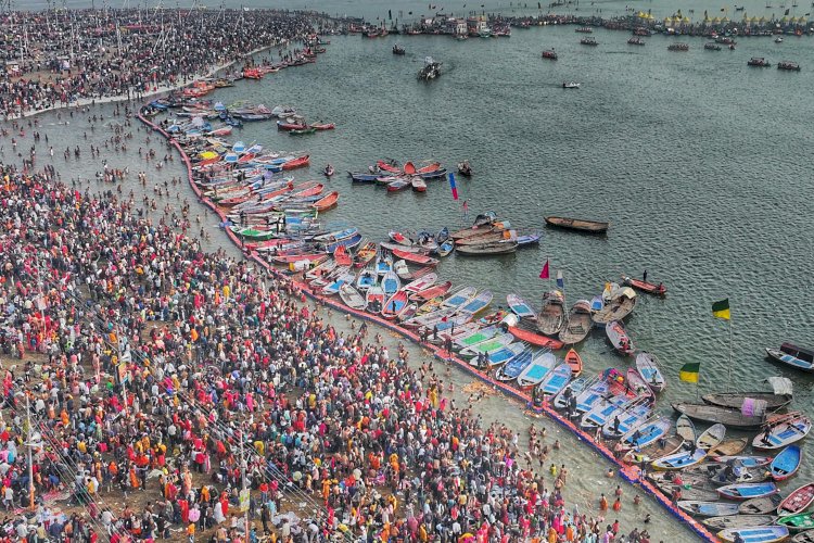 महाकुम्भ मेले में पौष पूर्णिमा के अवसर पर संगम की हेलीकाप्टर से खीची गई तस्वीर