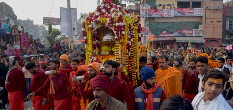 संगम क्षेत्र में श्री पंचायती निरंजनी अखाड़ा की निकलती पेशवाई