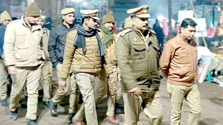 पुलिस टीमों ने किया पैदल गस्त