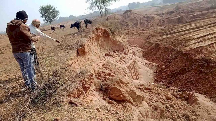 बालू खदान में मिट्टी का टीला ढहने से श्रमिक की मौत