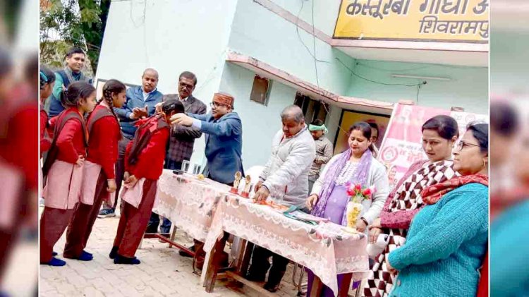 बालिका दिवस पर छात्राओं के बीच हुई प्रतियोगिता, मेडल व ट्राफी देकर किया पुरस्कृत