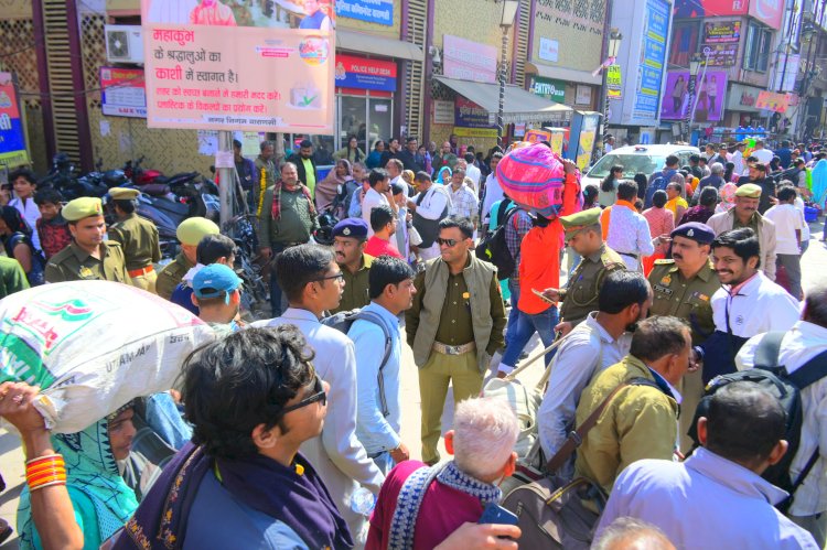 काशी विश्वनाथ मंदिर मार्ग पर भीषण जाम से जूझ रहे लोग