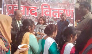 श्रद्धालुओं को बांटा गया प्रसाद