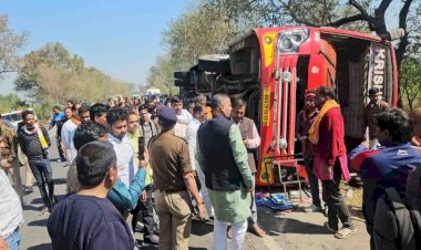 टायर फटने से पलटी बस, दो दर्जन श्रद्धालु घायल