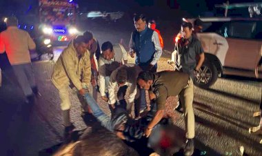 जब रात के अँधेरे में बीच सड़क पर रुका प्रदेश के संस्कृति मंत्री का काफ़िला