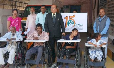 सीएमओ ने लाभार्थियों को बांटी व्हील चेयर