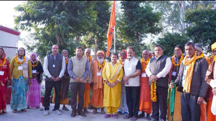 वृद्धा आश्रम के बुजुर्गो को कराया महाकुंभ स्नान