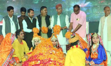 ब्रज की फूलों की होली की धूम देख दर्शक हो गए मंत्रमुग्ध