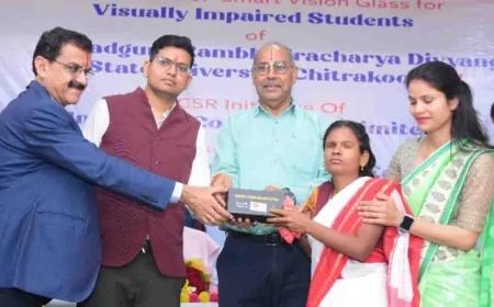 दृष्टिबाधित छात्र-छात्राओं को बांटे गए स्मार्ट विजन ग्लास