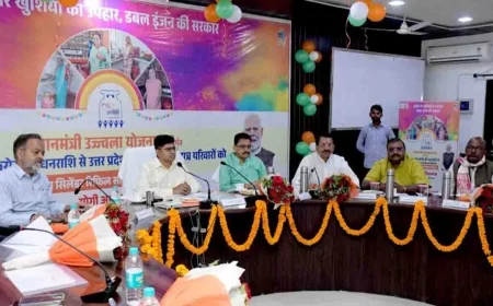 कलेक्ट्रेट सभागार में उज्जवला लाभार्थियों को बांटे गए चेक