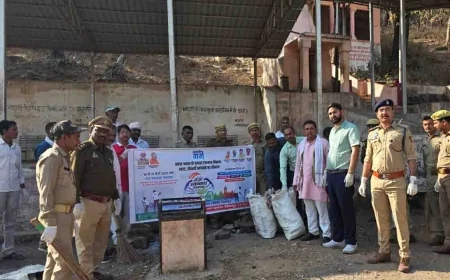 वन विभाग की टीम ने चलाया सफाई अभियान