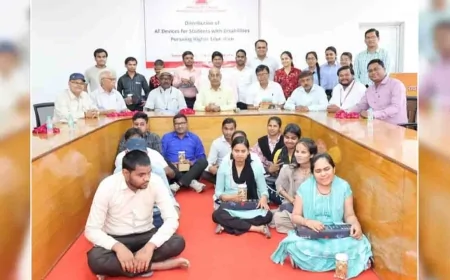 दृष्टिबाधित छात्रों को बांटे गए स्मार्ट विजन ग्लास
