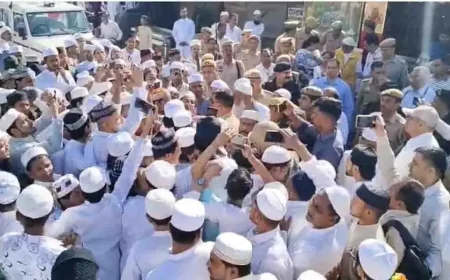 उप्र में शांतिपूर्ण तरीके से मनायी जा रही ईद, मुरादाबाद में पुलिस और नमाजियों में नोकझोंक