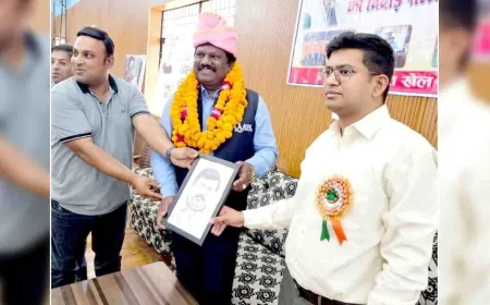 खेल क्षेत्र में किए गए सराहनीय कार्य के लिए पगड़ी पहनाकर दी विदाई