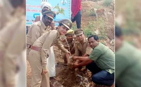 वाल्मीकि आश्रम और पुलघाट पर किया पौधरोपण