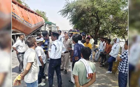 डंपर ने बाइक सवार युवकाें काे राैंदा