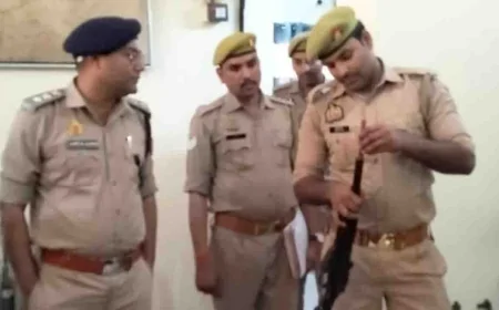 सीओ ने थाना भरतकूप व मऊ का किया निरीक्षण