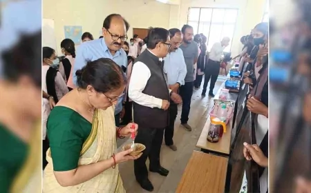 विद्यार्थियों ने इंटर्नशिप ट्रेनिंग से तैयार खाद्य सामग्री का लगाया स्टाल