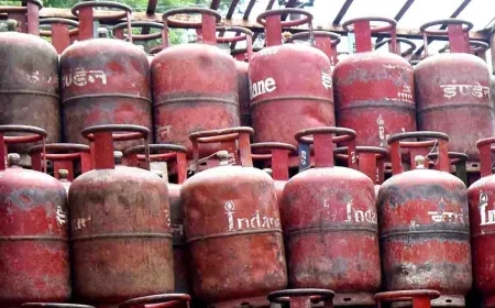 कर्वी के बेडीपुलिया क्षेत्र में पूर्ति विभाग का छापा – भारी मात्रा में अवैध गैस सिलेंडर बरामद