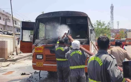 खड़ी रोडवेज बस में लगी आग, दमकल ने किया काबू