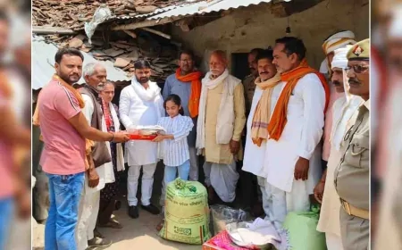 समाजसेवी कपिल मिश्रा ने अग्निपीड़ित परिवारों को बांटी सामग्री