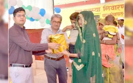 डीएम ने सैम बच्चों, गर्भवती महिलाओं को बांटे पोषण किट