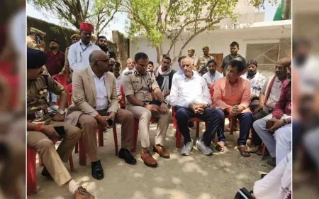 पहलगाम आतंकी हमले में मारे गये शुभम के परिवार से मिले पुलिस कमिश्रर व डीएम