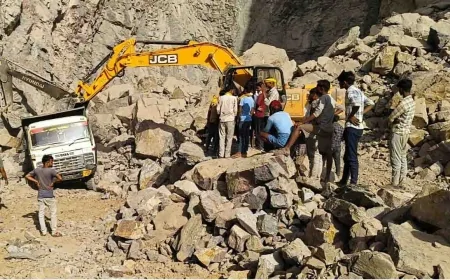 ब्लास्टिंग के दौरान धंसा पहाड़ का हिस्सा, मलबे में दबने से तीन मजदूर गंभीर घायल