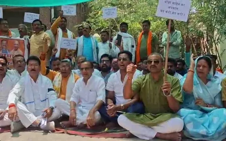 बांदा में बीजेपी का विरोध प्रदर्शन, अखिलेश यादव के पोस्टर पर जताई आपत्ति