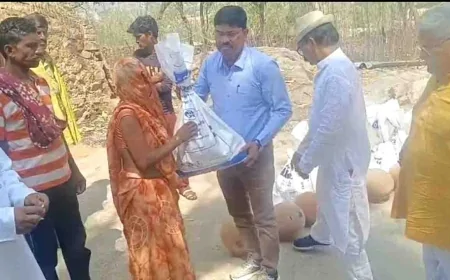 कोल आदिवासियों को बांटी गई खाद्य सामग्री