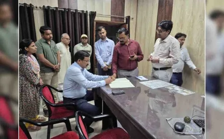 जालौन के जिलाधिकारी औचक निरीक्षण में 48 कर्मचारी मिले अनुपस्थित