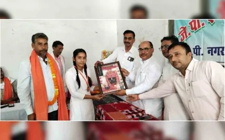 छात्रों, शिक्षकों और अभिभावकों को समाजसेवी जगदीश गौतम ने किया सम्मानित