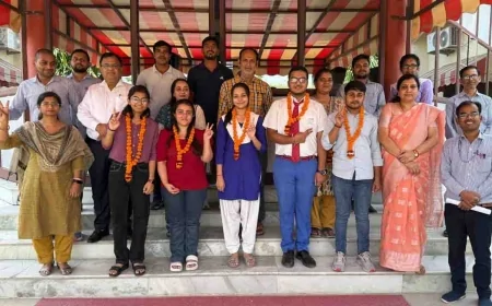 सीबीएसई इंटर रिजल्ट : ईशान बाजपेयी ने जिले में मारी बाजी, 97% अंकों के साथ बने टॉपर