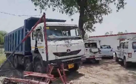 डंपर ने बाइक सवार तीन युवकों काे राैंदा