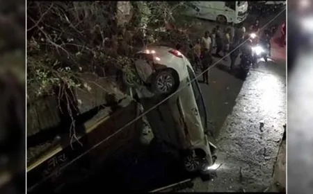 एयरबैग बना 'जीवनरक्षक' : बांदा में बड़ा हादसा टला, कार पुल से गिरी