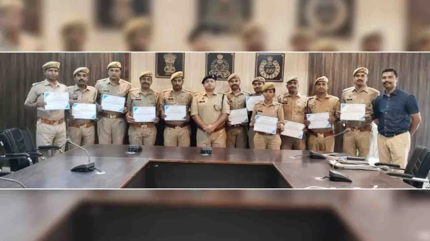 प्रशिक्षित पुलिस कर्मियों को दिए गए प्रमाण पत्र