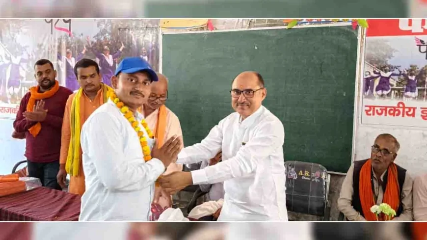 समाजसेवी जगदीश गौतम ने विद्यार्थियों को किया सम्मानित